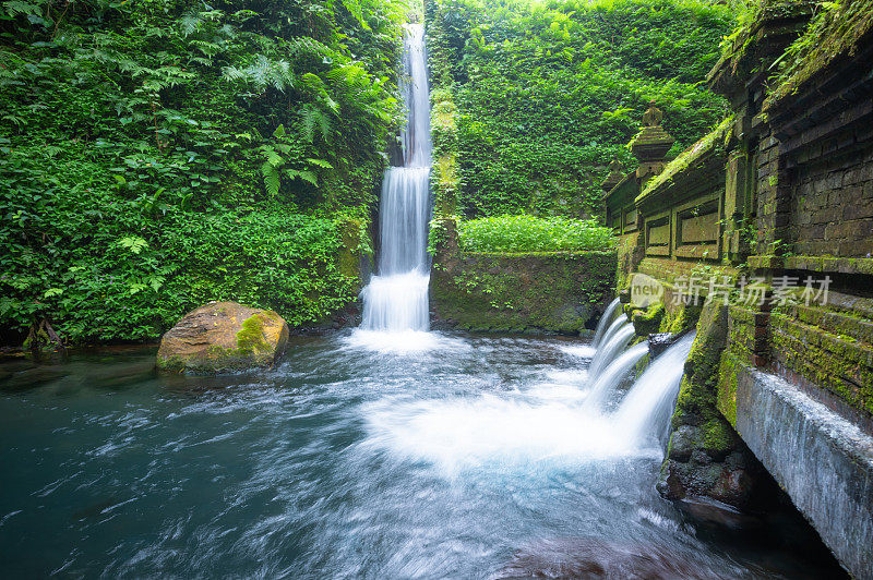 位于印度尼西亚巴厘岛坦帕市的Pura Tirta Empul寺庙的圣泉瀑布。